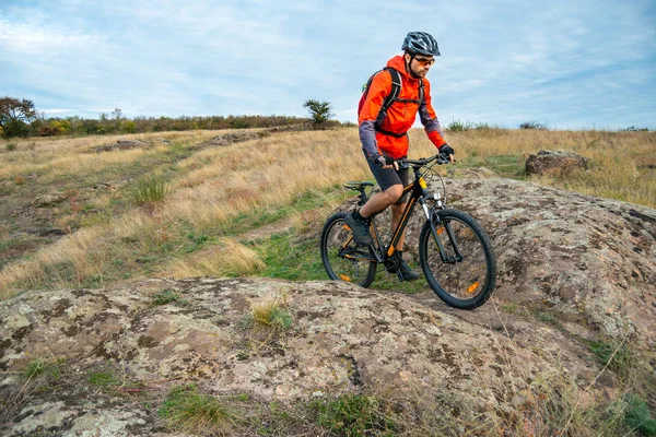 Cyclist Red Riding Bike Autumn Rocky Trail Extreme Sport Enduro — Stock Photo, Image