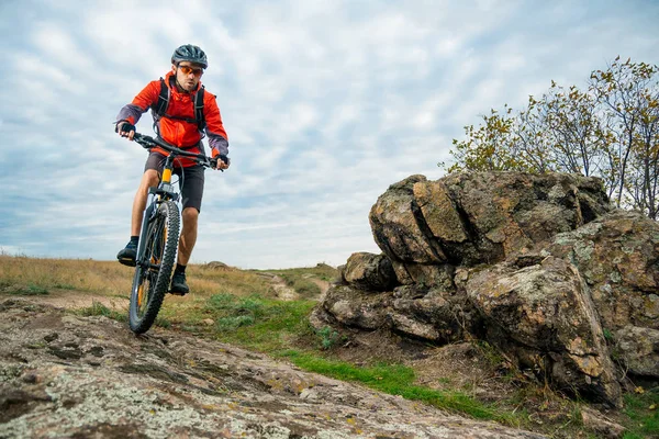 Ciclista Red Riding Bike Sul Rocky Trail Autunno Sport Estremo — Foto Stock