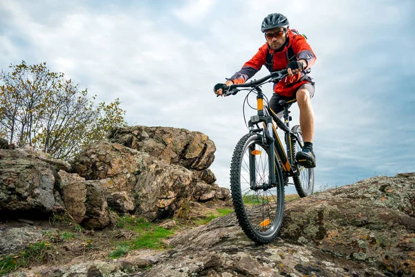 秋の岩の歩道で 自転車に乗って赤のサイクリスト 極端なスポーツやエンデューロ バイク コンセプト — ストック写真