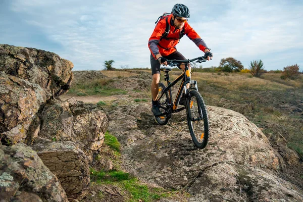 Cyclist Red Riding Bike Autumn Rocky Trail Extreme Sport Enduro — Stock Photo, Image