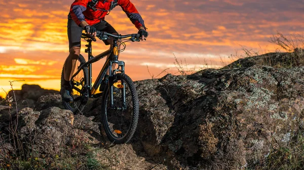 秋のロッキートレイルの自転車に乗る赤のサイクリスト エクストリームスポーツとエンデューロサイクリングのコンセプト — ストック写真