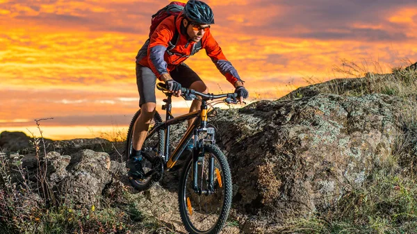 Cyklista Červené Jízdě Kole Podzim Rocky Trail Při Západu Slunce — Stock fotografie