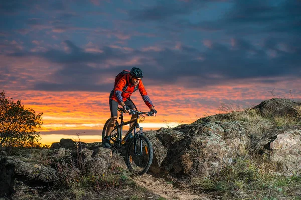 Fietser Het Rood Fietsend Herfst Rotsachtige Trail Bij Zonsondergang Extreme — Stockfoto