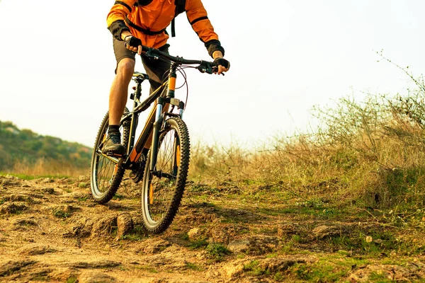 Ciclista Orange Montar Bicicleta Montaña Otoño Rocky Enduro Trail Concepto —  Fotos de Stock