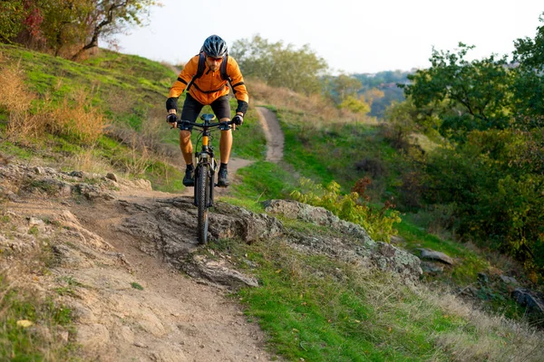 Ciclista Orange Riding Mountain Bike Autumn Rocky Enduro Trail Conceito — Fotografia de Stock