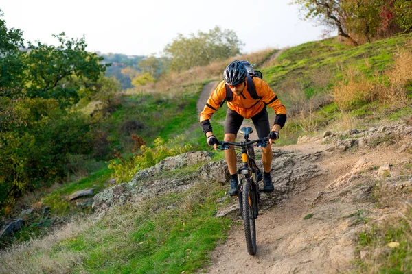 Ciclista Orange Riding Mountain Bike Autumn Rocky Enduro Trail Conceito — Fotografia de Stock