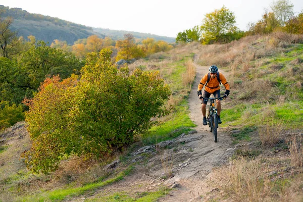 Cyclist Orange Riding Mountain Bike Autumn Rocky Enduro Trail Extreme — Stock Photo, Image
