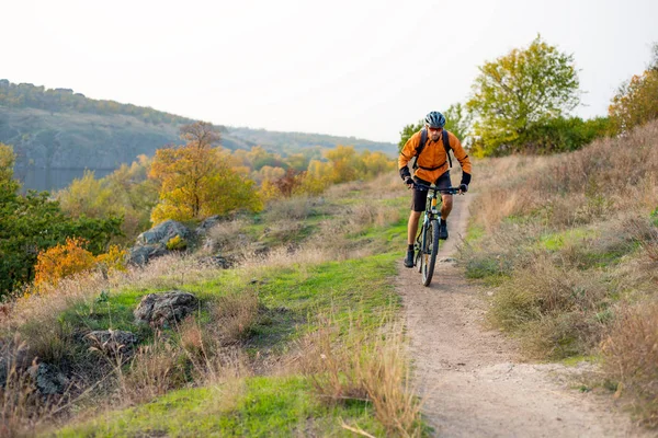 Ciclista Orange Riding Mountain Bike Autumn Rocky Enduro Trail Conceito — Fotografia de Stock