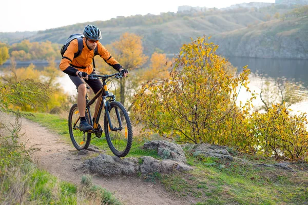Rowerzysta Orange Jazda Rowerze Górskim Jesień Skalistego Szlak Enduro Sport — Zdjęcie stockowe