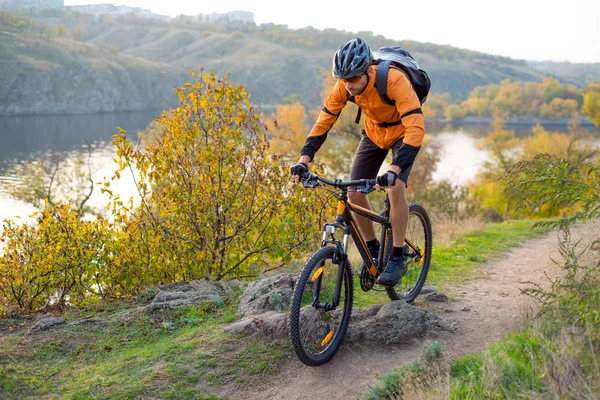 Ciclista Orange Montar Bicicleta Montaña Otoño Rocky Enduro Trail Concepto —  Fotos de Stock