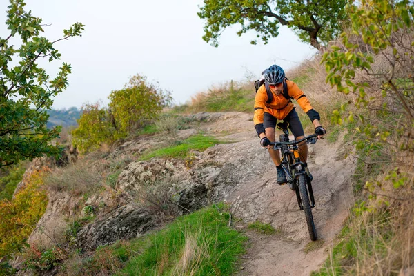 Ciclista Orange Riding Mountain Bike Autumn Rocky Enduro Trail Conceito — Fotografia de Stock