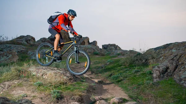 Ciclista Red Riding Bike Autumn Rocky Trail Pôr Sol Conceito — Fotografia de Stock