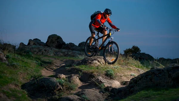 Cyklista Červené Jízdě Kole Podzim Rocky Trail Při Západu Slunce — Stock fotografie