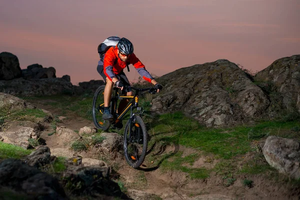 Ciclista Red Riding Bike Sul Rocky Trail Autunno Tramonto Sport — Foto Stock