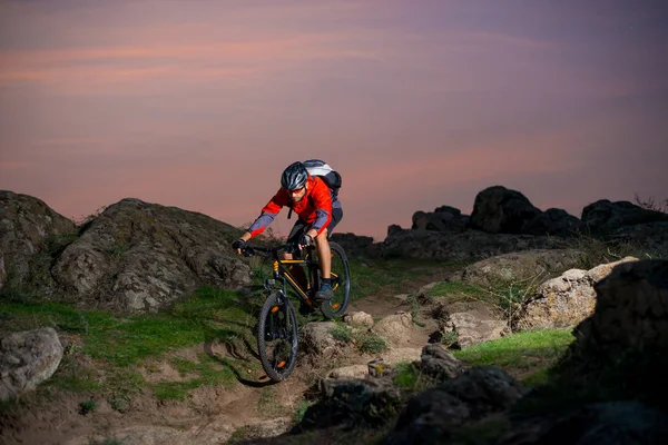 Cyklist Red Riding Bike Hösten Rocky Trail Vid Solnedgången Extrem — Stockfoto