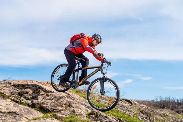 Ποδηλάτης Κόκκινο Μπουφάν Στο Mountain Bike Rocky Hill Έννοια Extreme — Φωτογραφία Αρχείου