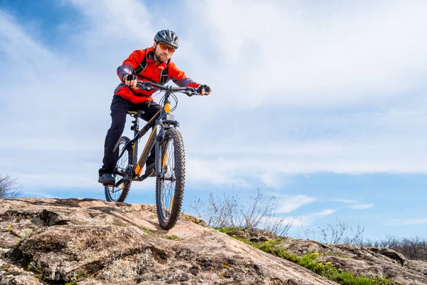 Ciclista Red Jacket Andar Bicicleta Montanha Rocky Hill Conceito Esporte — Fotografia de Stock