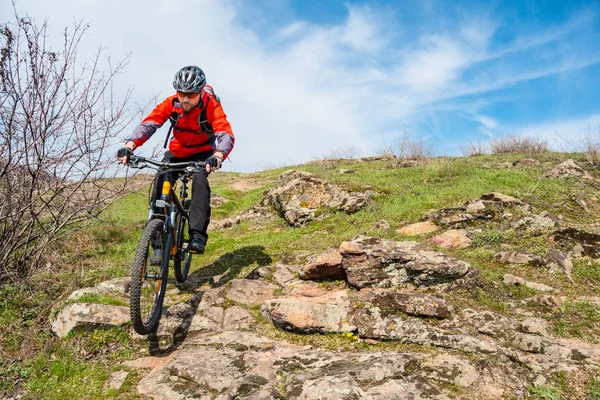 Ciclista Chaqueta Roja Montando Bicicleta Montaña Por Rocky Hill Concepto —  Fotos de Stock