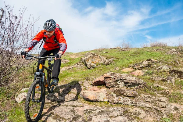 Ciclista Chaqueta Roja Montando Bicicleta Montaña Por Rocky Hill Concepto — Foto de Stock