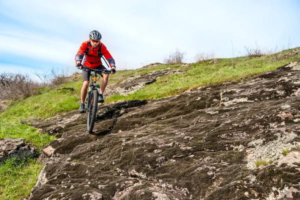 Rocky Hill Dağ Bisikleti Süren Kırmızı Ceketli Bisikletçi Extreme Spor — Stok fotoğraf