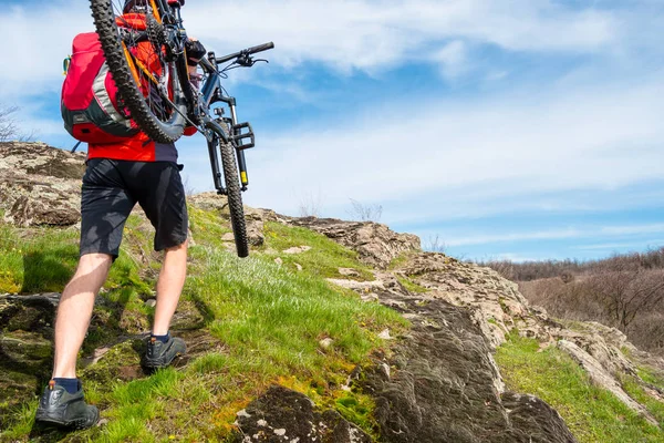 Ciclista Enduro Levando Sua Bicicleta Montanha Até Bela Trilha Rochosa — Fotografia de Stock