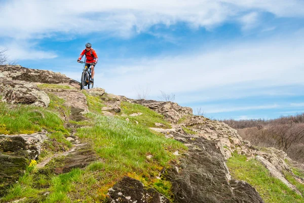 Cycliste Veste Rouge Chevauchant Vélo Montagne Vers Bas Rocky Hill — Photo