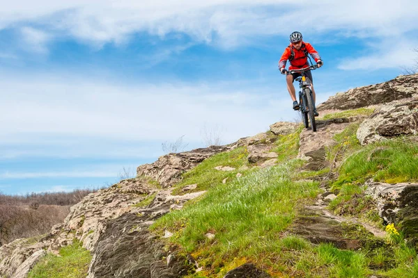 Radfahrer Rotjacke Auf Dem Mountainbike Den Rocky Hill Hinunter Extremsport — Stockfoto