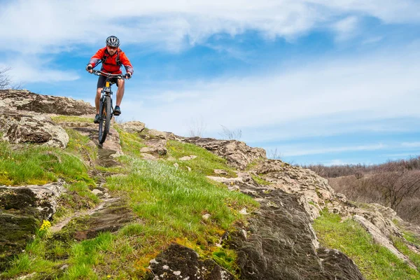 Ciclista Red Jacket Andar Bicicleta Montanha Rocky Hill Conceito Esporte — Fotografia de Stock