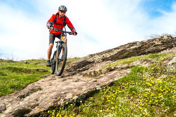 Cyklista Červené Bundě Horském Kole Dolů Rocky Hill Koncept Extrémního — Stock fotografie