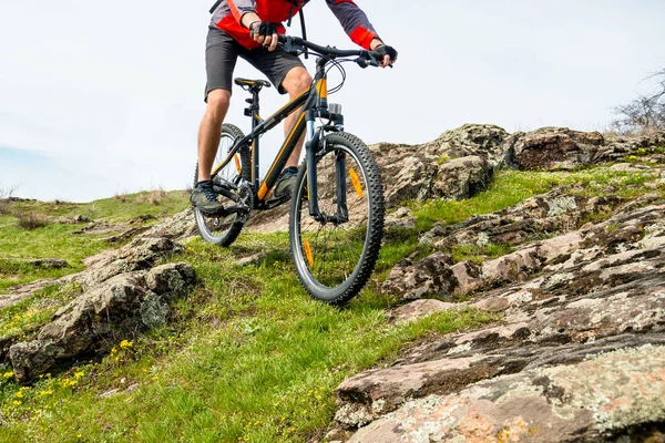 Cyklista Červené Bundě Horském Kole Dolů Rocky Hill Koncept Extrémního — Stock fotografie