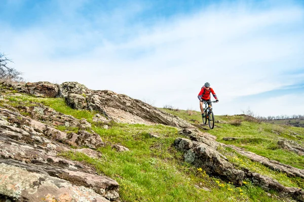 Cyklista Červené Bundě Horském Kole Dolů Rocky Hill Koncept Extrémního — Stock fotografie