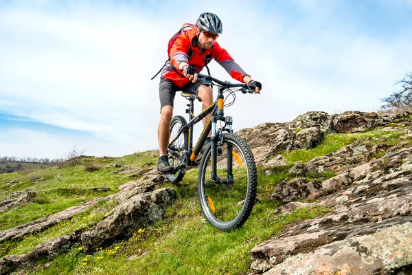 Cyklista Červené Bundě Horském Kole Dolů Rocky Hill Koncept Extrémního — Stock fotografie