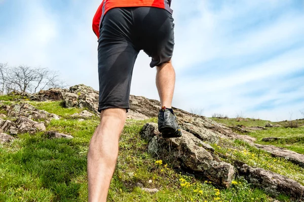 Close Sportsman Legs Running Rocky Mountain Trail Estilo Vida Activo — Foto de Stock