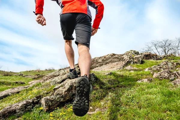 Close Sportsman Legs Running Rocky Mountain Trail Estilo Vida Activo —  Fotos de Stock