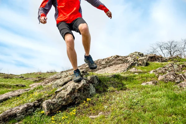 Nahaufnahme Von Sportlerbeinen Die Auf Dem Steinigen Bergpfad Laufen Aktives — Stockfoto