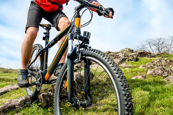 Ciclista Chaqueta Roja Montando Bicicleta Montaña Por Rocky Hill Concepto —  Fotos de Stock