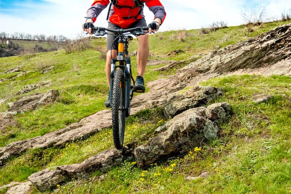 Ciclista Chaqueta Roja Montando Bicicleta Montaña Por Rocky Hill Concepto —  Fotos de Stock