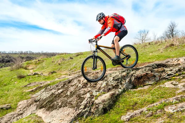 Cyklista Červené Bundě Horském Kole Dolů Rocky Hill Koncept Extrémního — Stock fotografie