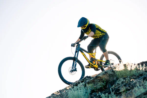 프로페셔널 사이클 리스트 Riding Downhill Mountain Bike Summer Rocky Trail — 스톡 사진