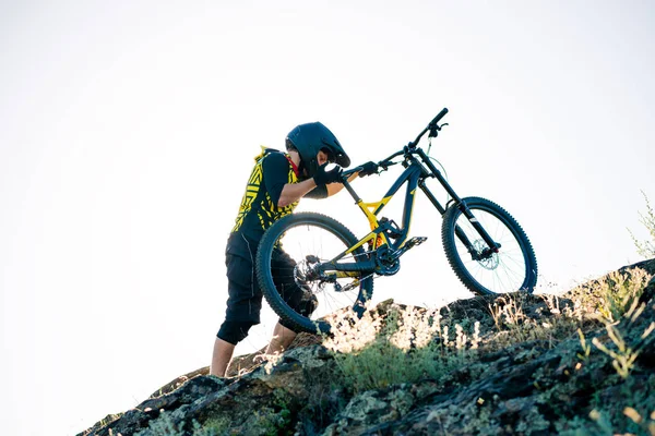 Professionell Cyklist Plocka Hans Downhill Mountainbike Upp Sommaren Rocky Spåret — Stockfoto