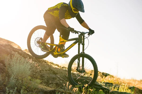 Professional Cyclist Riding Downhill Mountain Bike Summer Rocky Trail Evening — Stock Photo, Image