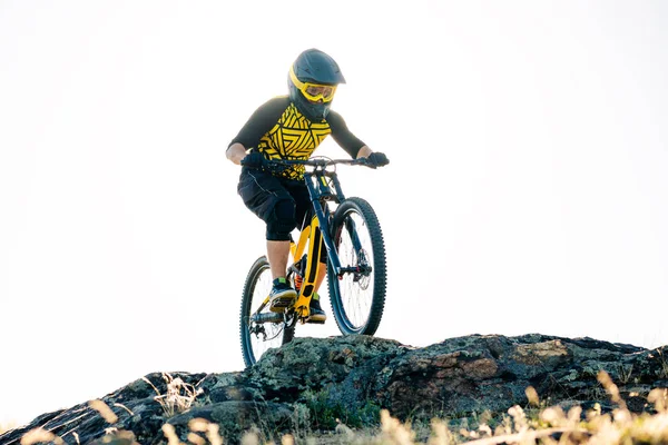 Profi Kerékpáros Lovaglás Downhill Mountain Bike Nyári Rocky Trail Este — Stock Fotó
