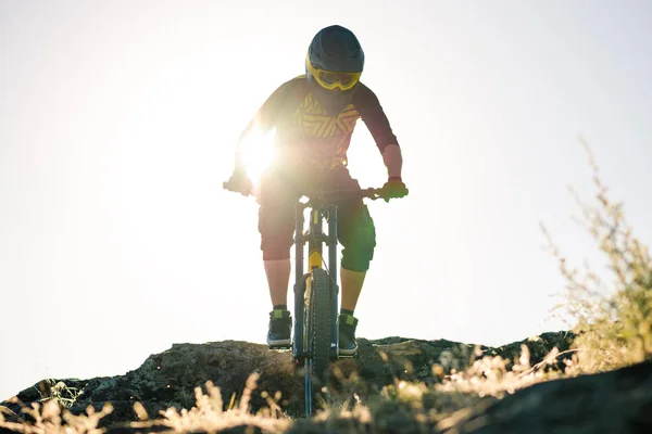 Ciclista Profissional Montando Bicicleta Montanha Downhill Trilha Rochosa Verão Noite — Fotografia de Stock