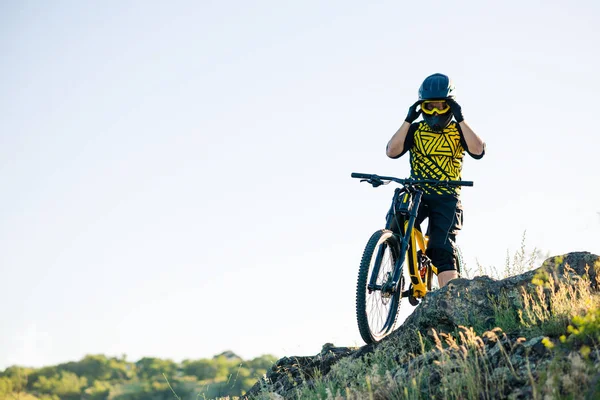 Profesyonel Bisikletçi Akşamları Aşağı Tepe Bisikletine Binmeye Hazırlanıyor Extreme Sport — Stok fotoğraf