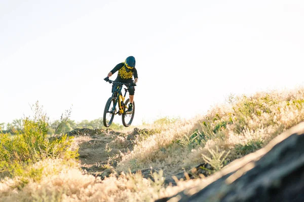 Ciclista Profissional Montando Bicicleta Montanha Downhill Trilha Rochosa Verão Noite — Fotografia de Stock