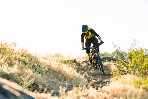 Profi Kerékpáros Lovaglás Downhill Mountain Bike Nyári Rocky Trail Este — Stock Fotó