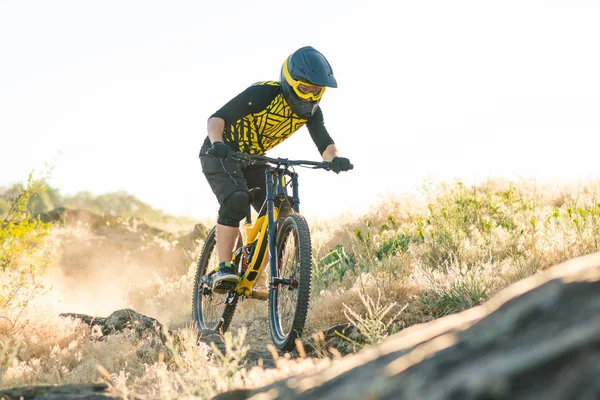 Ciclista Profissional Montando Bicicleta Montanha Downhill Trilha Rochosa Verão Noite — Fotografia de Stock