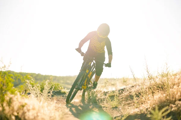 Професійний Велосипедист Їде Гірському Велосипеді Даунхілл Літній Скелястій Дорозі Вечірній — стокове фото