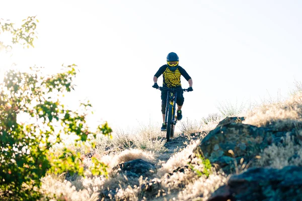 Cycliste Professionnel Chevauchant Vtt Descente Sur Piste Rocheuse Été Soirée — Photo