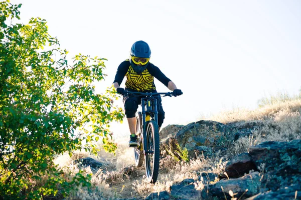 Ciclista Profissional Montando Bicicleta Montanha Downhill Trilha Rochosa Verão Noite — Fotografia de Stock